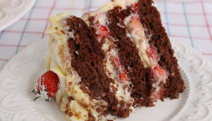 Bolo de chocolate com dois recheios fácil e muito saboroso