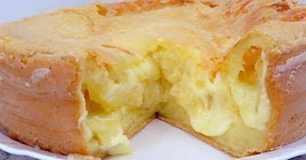 Bolo de polvilho já sai recheado do forno perfeito pra um lanche