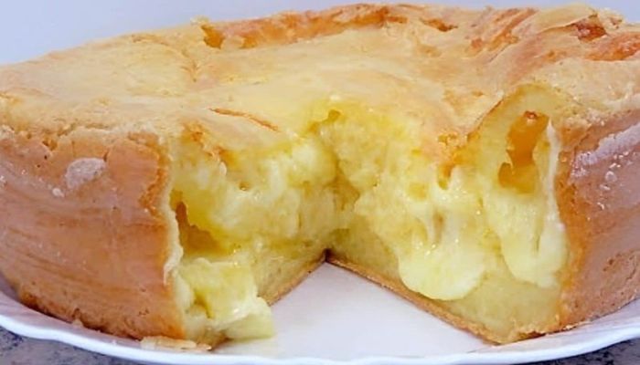 Bolo de polvilho já sai recheado do forno perfeito pra um lanche