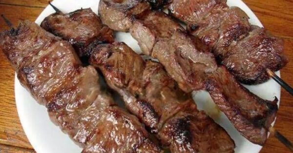 Espetinho de churrasco, igual de porta de estádio fácil e delicioso