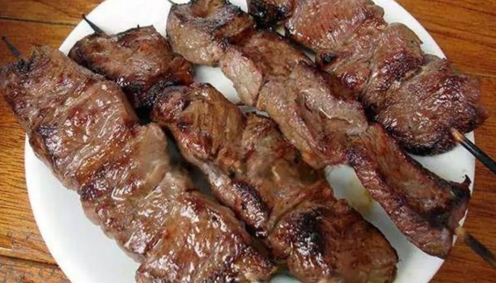 Espetinho de churrasco, igual de porta de estádio fácil e delicioso