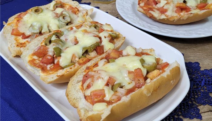 Não jogue pão amanhecido fora faça Pão Pizza fica delicioso