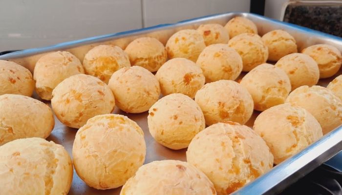 Pão de queijo Mineiro caseiro fica bem crocante e delicioso