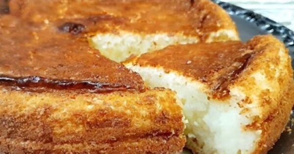 Bolo de coco cremoso de liquidificador super molhado fácil de fazer