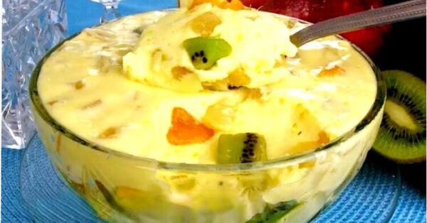 Mousse de salada de frutas sobre cremoso e refrescante gostoso