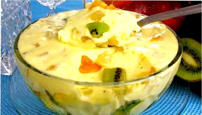 Mousse de salada de frutas sobre cremoso e refrescante gostoso