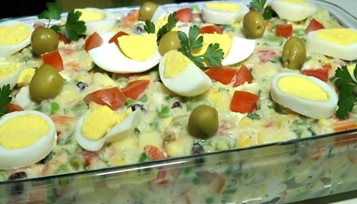 Salada natalina de maionese e legumes nunca falta no fim de ano