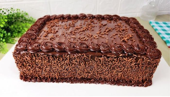 Bolo de aniversário de chocolate perfeito e bem fácil de fazer