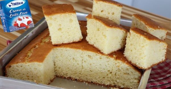 Bolo de creme bem fofinho e que já sai super recheado do forno