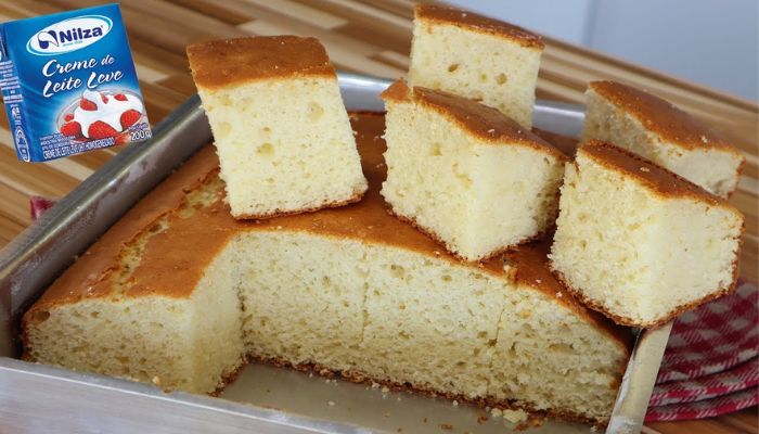 Bolo de creme bem fofinho e que já sai super recheado do forno