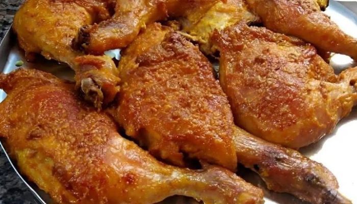 Sobrecoxa de frango assada no forno com tempero delicioso