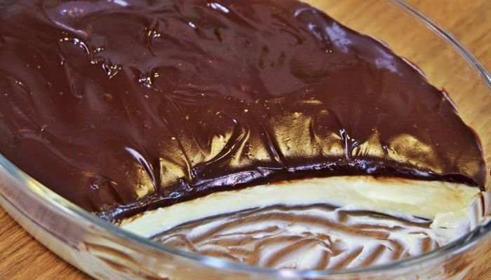 Sobremesa simples com chocolate na travessa fácil e deliciosa