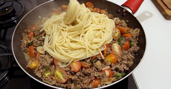 Macarrão na manteiga com carne moída muito saboroso e fácil