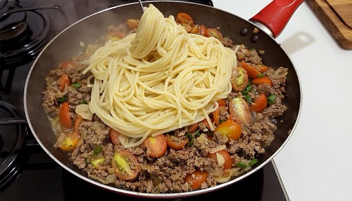 Macarrão na manteiga com carne moída muito saboroso e fácil