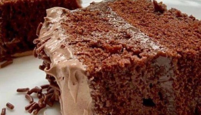 Bolo de aniversário de chocolate e beijinho fica uma delicia