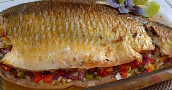 Peixe assado no forno com vinagrete! Fácil, leve e muito saborosa!