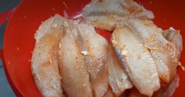 Peixe grelhado na frigideira Perfeito para fazer na semana santa