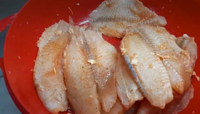 Peixe grelhado na frigideira Perfeito para fazer na semana santa