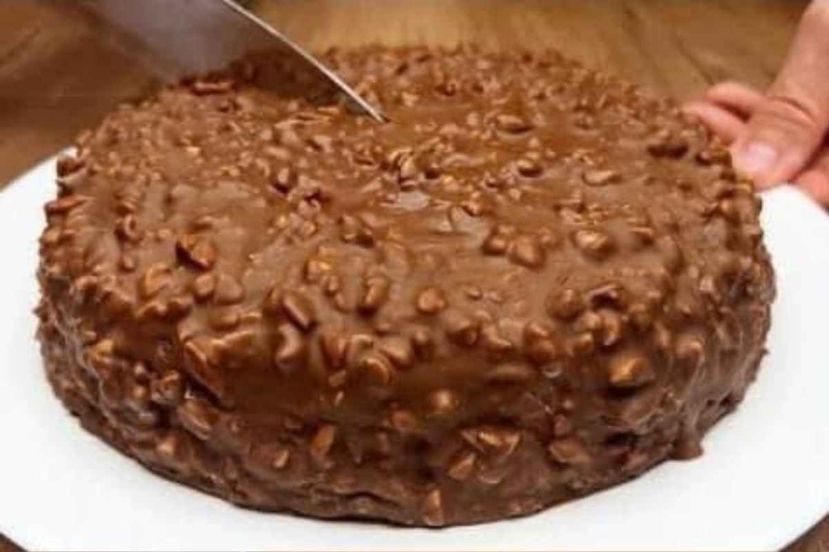 Torta de Chocolate feita em 15 minutos fica muito deliciosa