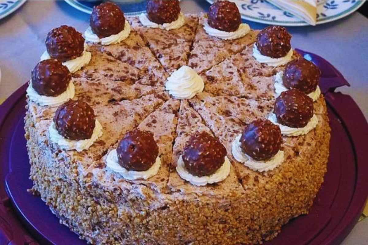 Bolo de Chocolate com Recheio de Nutella e Bombons uma delícia