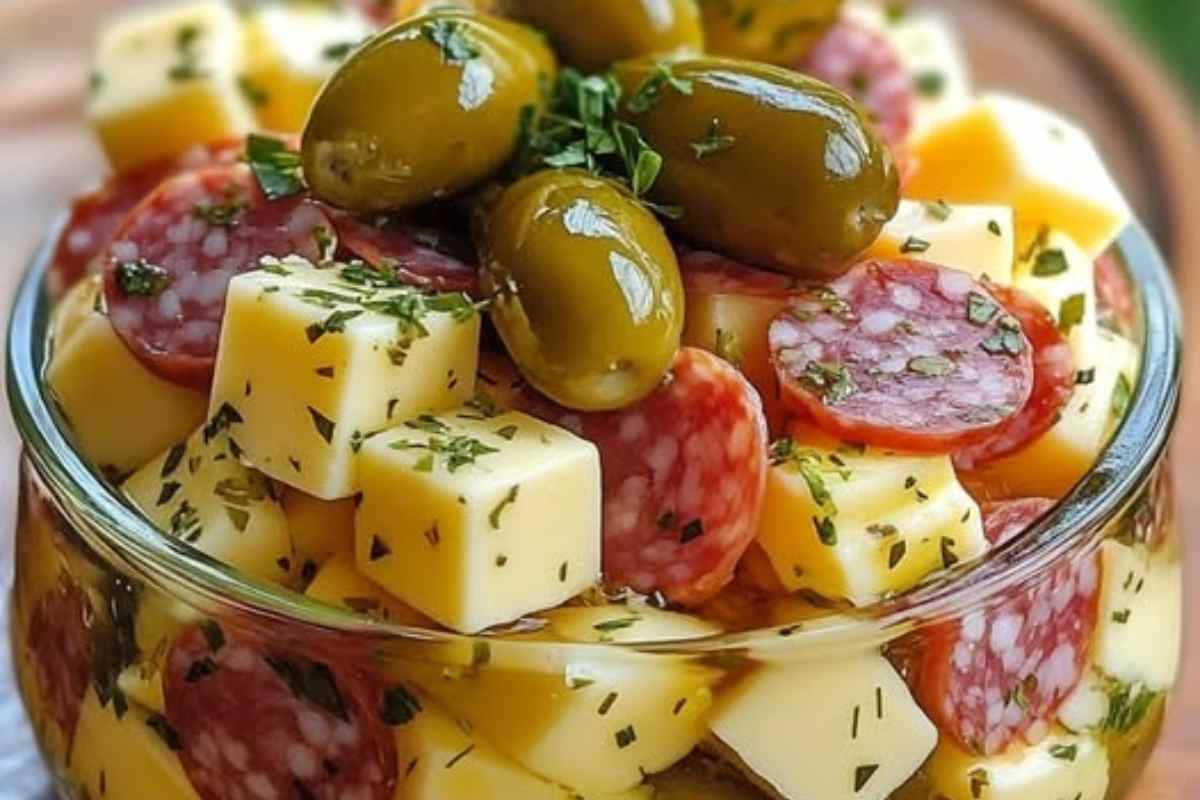 Aperitivo Fácil de Queijo Marinado com Salame e Picles