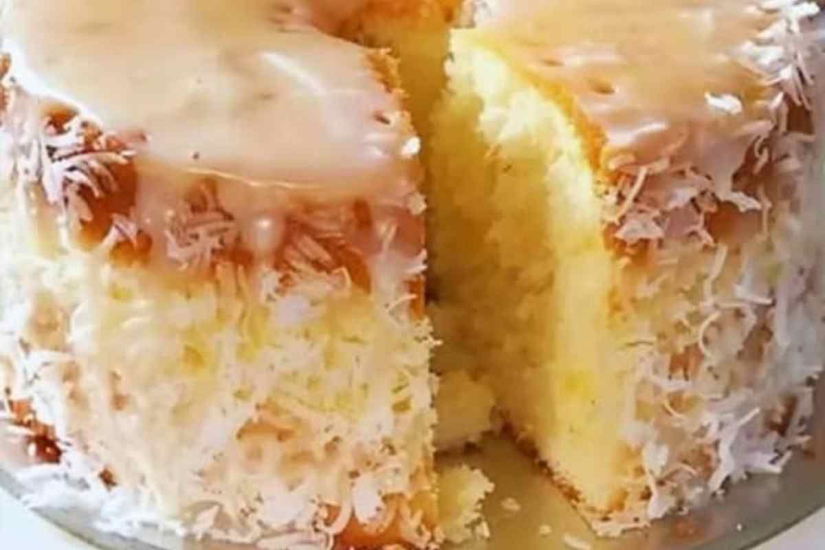 Receita de Bolo Gelado de Coco com Calda Cremosa