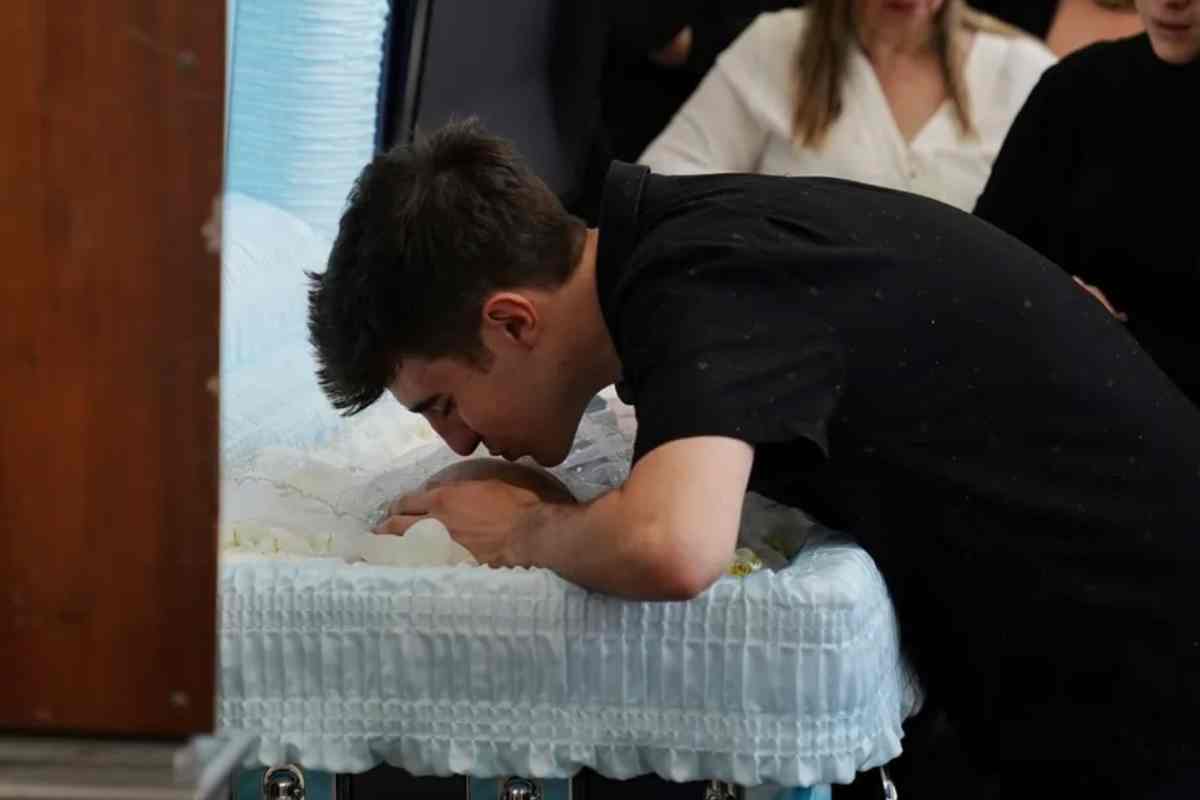 É por isso que você nunca deve beijar uma pessoa falecida, segundo médicos